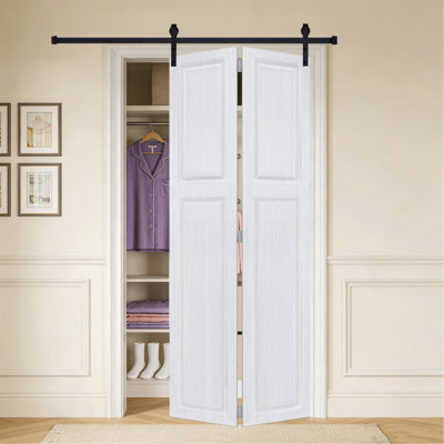 2 panneaux pliables de 84 po x 46 po Porte de grange coulissante en bois de noyer blanc avec ensemble de quincaillerie