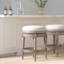 Tabouret de bar pivotant sans dossier avec finition gris patiné, fonction 360, garniture cloutée appliquée à la main, pour siège de divertissement à domicile, hauteur personnalisable, détails et repose-pieds en métal, zones parfaites