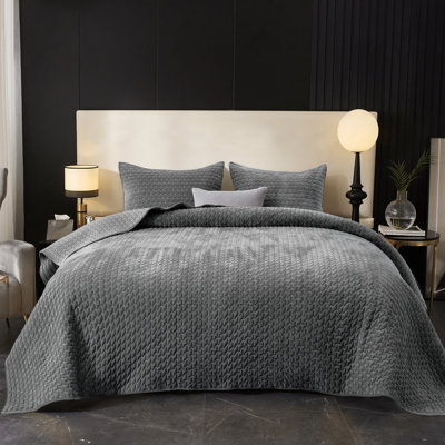 Velvet Quilt Set with 2  Pillow Shams