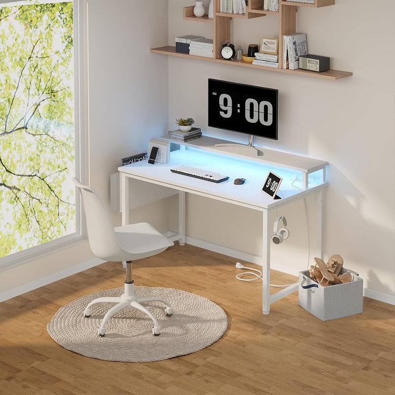 Bureau d'ordinateur blanc avec lumières DEL et prises de courant