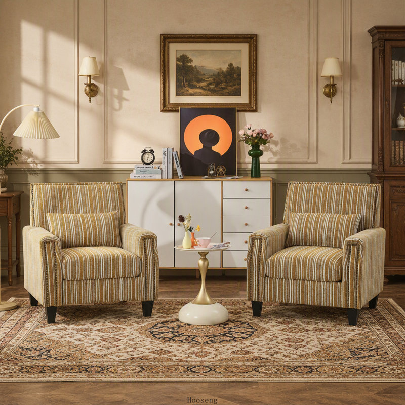 Fauteuil d'appoint à rayures jaunes et blanches avec accoudoirs et garniture cloutée