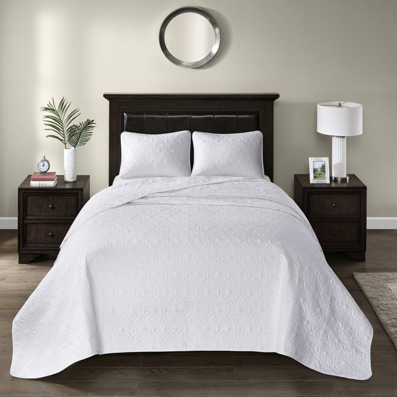 Couvre-lit très grand réversible blanc - Le rembourrage délicat en coton prélavé matelassé pour le confort comprend deux taies décoratives lavables à la machine présentant un trait séduisant pour une bonne nuit de sommeil