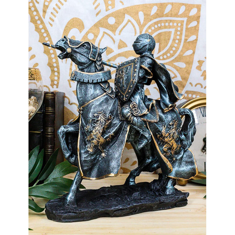 Statue de chevalier armure chargeant un cheval de cavalerie