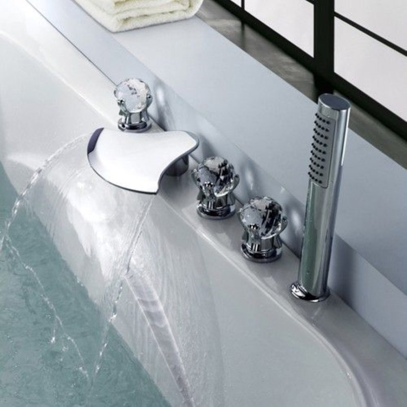 Robinet de salle de bain chromé avec levier facile à utiliser et conception élégante