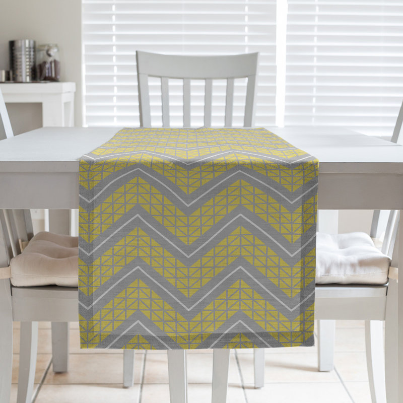 Chemin de table à chevrons à la main classic Stephenie, 16 po x 90 po, Jaune / Blanc