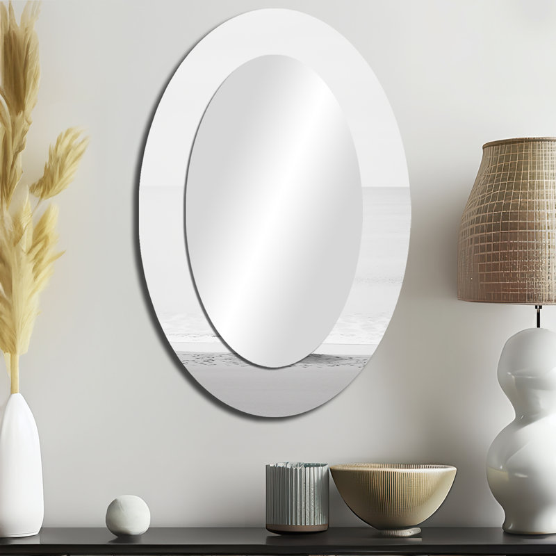 Minimalisme noir et blanc photo de plage I - grand miroir mural ovale sur métal, 36 po x 24 po