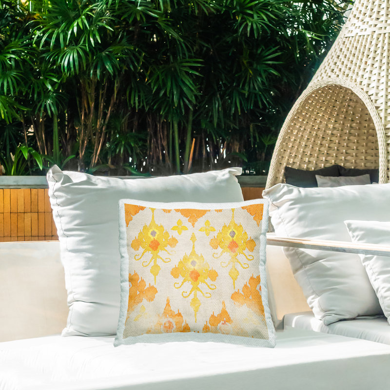 Coussin d'extérieur à motif damassé jaune et orange par Evelia Designs