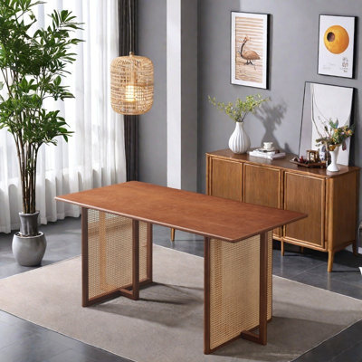 Table en bois massif avec joints à mortaise-tenon.