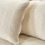 Housse de lit de jour crème réversible 6 pièces avec bord festonné pour lit simple et accessoires assortis. Convient au matelas. Comprend : taies d'oreiller et oreiller.