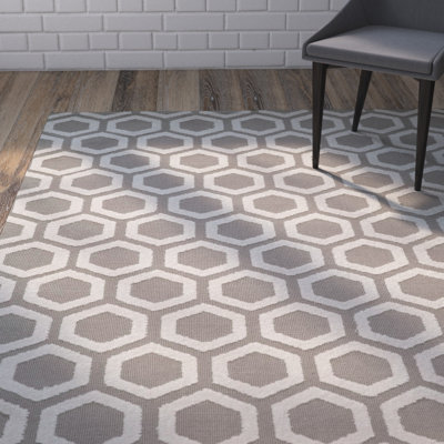 Tapis taupe touffeté à la main Mikesell
