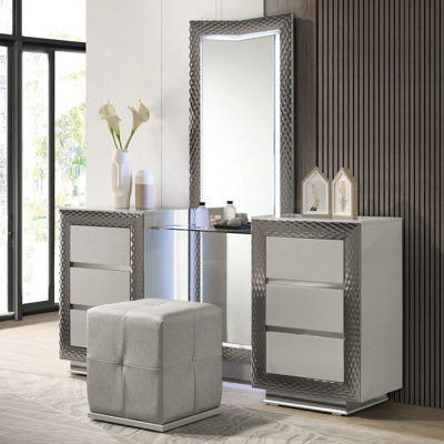 Metropolitan Makeup Vanity with Mirror