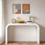 Console moderne minimaliste avec structure stable et silhouette arrondie