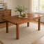 Table de salle à manger extensible en bois d'acacia massif de 63 à 79 po Capri, finition noyer clair, facile à assembler-1800015277-1800015278