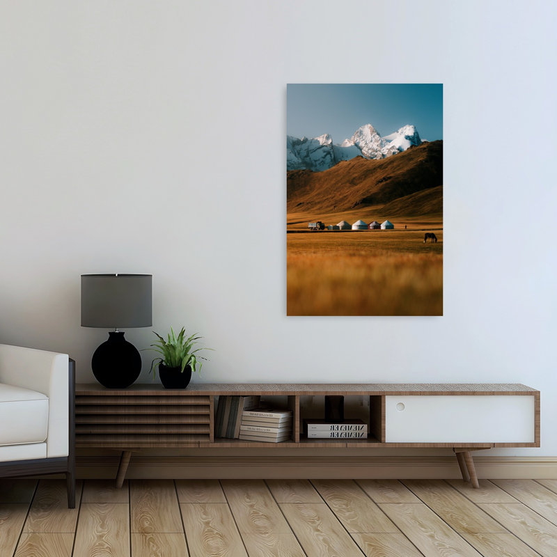 Yourtes de la steppe dorée - Paysage rustique et paisible avec chevaux et montagnes (affiche murale), H 48 po x l 32 po