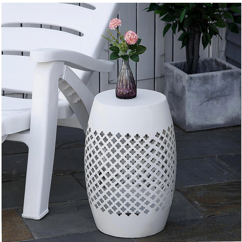 Table d'appoint de patio en acier Outsunny de 12,5 pouces, table d'appoint ronde à tambour creux, table décorative intérieure et extérieure, blanc