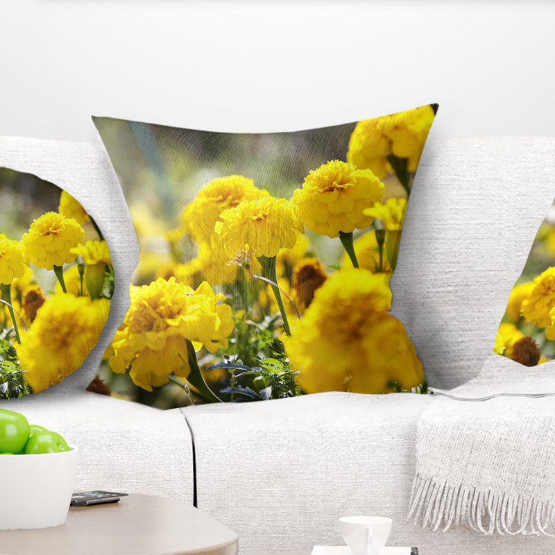 Fleurs de souci jaune vif - coussin à imprimé floral, 16 po x 1 po, Coussin décoratif