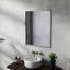 Miroir compact en aluminium argenté de 24 pouces pour la salle de bain, avec une finition brillante et une image claire offrant une vue élégante-129487255-129487256