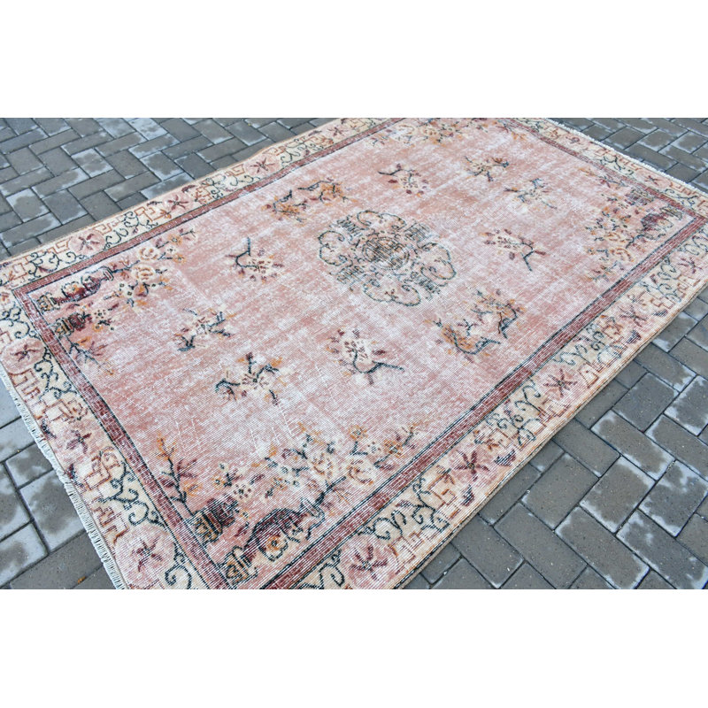 Tapis turc tissé à la main avec un motif géométrique traditionnel dans des tons chauds pour le salon ou la chambre à coucher