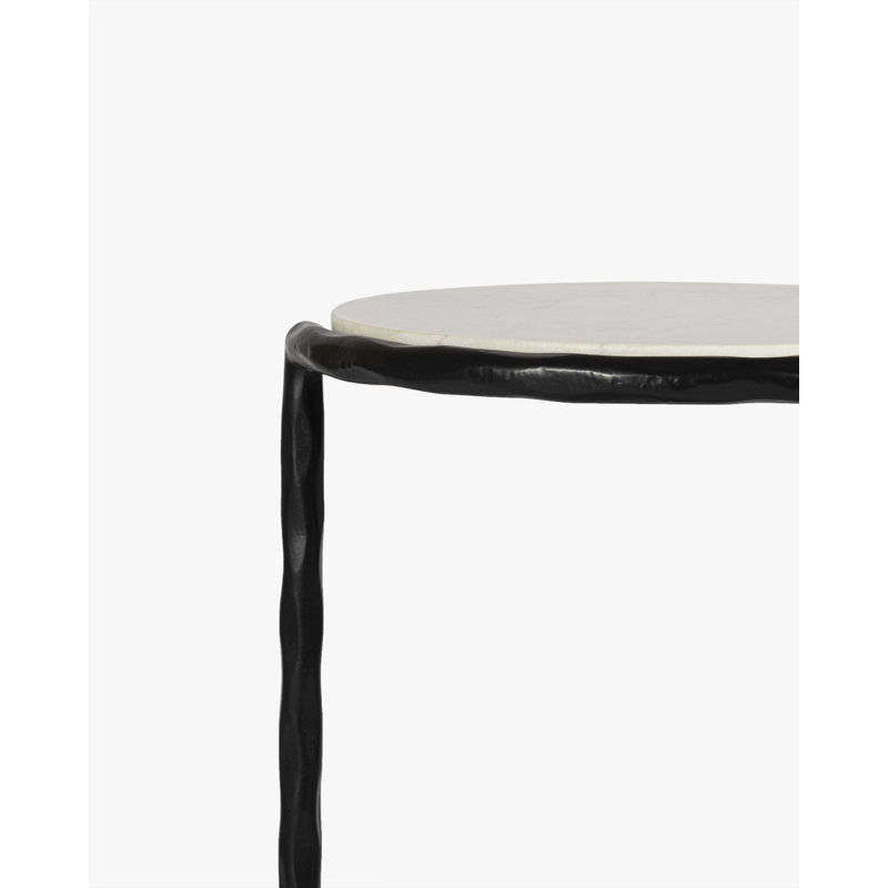 Table d'appoint Tiernan en marbre noir et blanc avec structure sculpturale en fer, idéale pour le salon ou l'entrée.