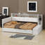 Lit de jour contemporain rembourré avec repose-pieds, étagère, deux tiroirs, éclairage USB et DEL-398683816