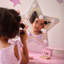 Teamson Kids Little Princess Star 2 pièces Table de coiffeuse et tabouret en bois avec miroir à DEL, tiroir de rangement et bacs de rangement