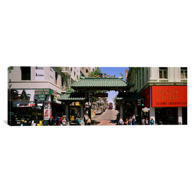 États-Unis, Californie, San Francisco, Chinatown, Touristes sur le marché par Panoramic Images - Print