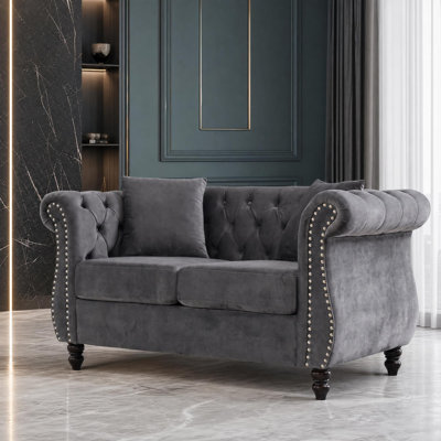 Canapé Chesterfield en velours capitonné avec accoudoirs arrondis et garniture cloutée