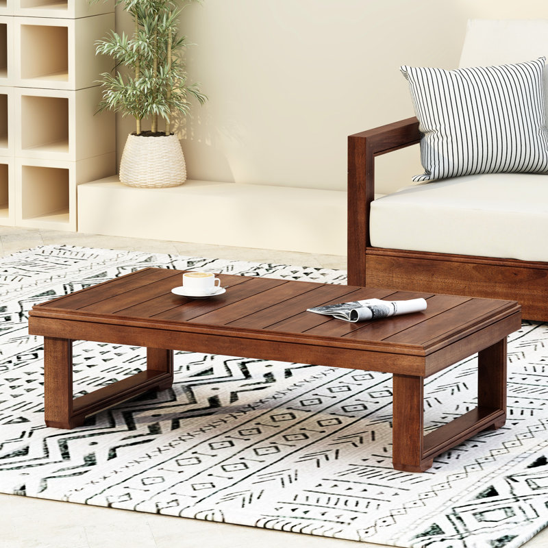 Table basse d'extérieur rustique en bois, panneaux à lattes et pieds traîneaux, - Teintée, 98 cm de profondeur, 28 cm de hauteur. Table stylée et stylée, colorée.
