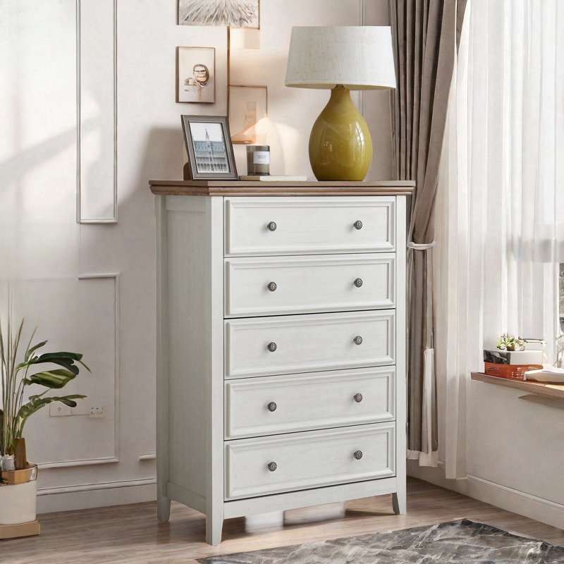 Commode moderne avec 5 tiroirs, poignées en métal et surface en grain de bois Jazmina