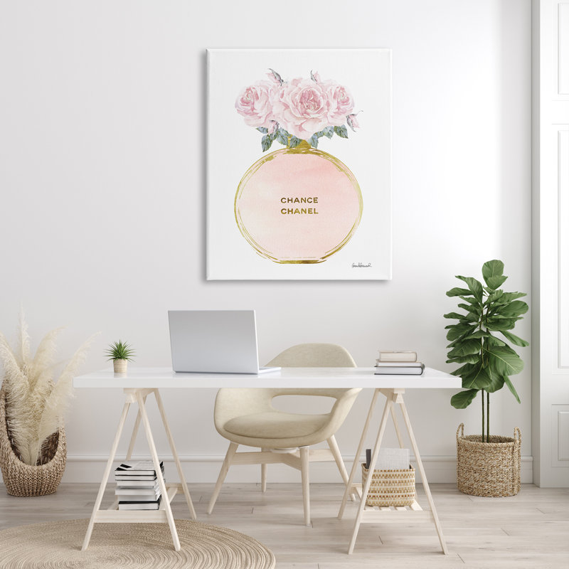Bouteille de parfum ronde avec roses par Amanda Greenwood - impression, Toile tendue, H 48 po x l 36 po