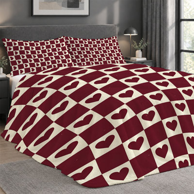 Ensemble de 3 pièces comprenant une couverture légère en flanelle de qualité supérieure et 2 taies d'oreiller à motif damier de cœurs bordeaux et crème, ultra-doux et chaud, idéal en toute saison. Couverture 152 x 203 cm + 2 taies d'oreiller anti-boulochage et lavables à la machine.