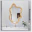 Miroir mural 33,46 x 22,24 de forme irrégulière avec cadre en bois naturel, parfait pour un décor unique et artistique