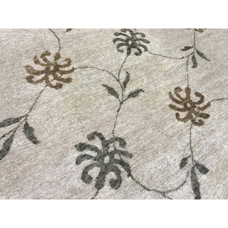 Hand-Knotted High-Quality Beige Area Rug