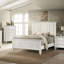 Très grand lit à panneau crème blanc oriental avec des caractéristiques de conception complexes, pour un lit en bois de 63 pouces de luxe et de style, complétant les arrangements de décoration