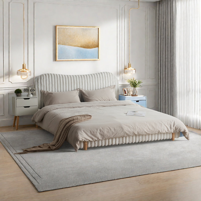 Lit rembourré avec tête de lit ondulée et coutures verticales, pieds en bois