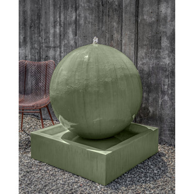 Grande fontaine sphérique en fibre de verre et béton renforcé (GFRC)