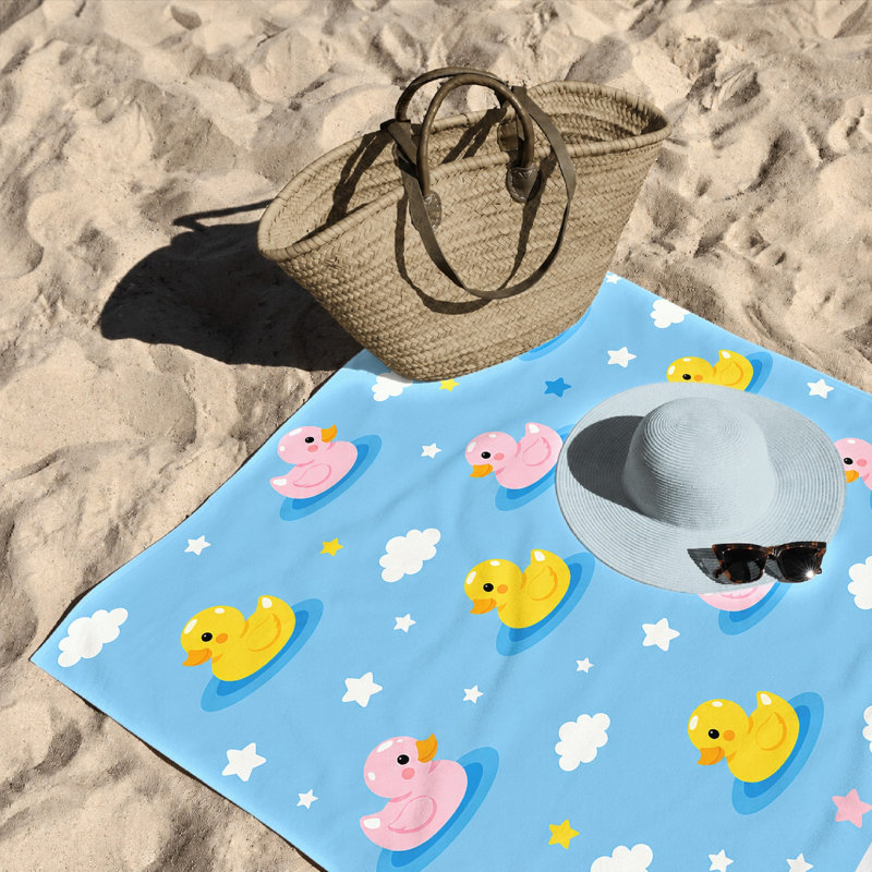 Serviette de plage de canard 1Pcs, mettant en vedette des canards jaunes et roses dans l'eau avec un motif de nuages d'étoiles. Grande microfibre, idéale pour la natation, les voyages et les voyages unisexes.