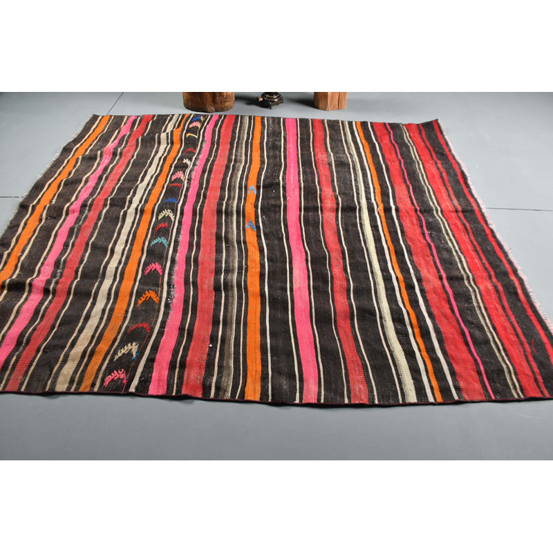 Authentique tapis kilim turc dans des tons orange riches pour un décor de chambre à coucher de style rétro noir / orange