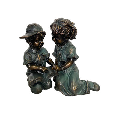 Garçon et fille lisant