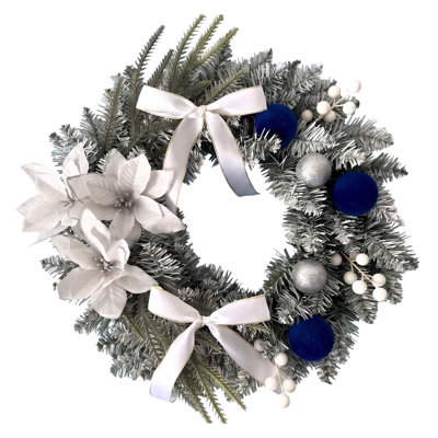 Couronne de Noël givrée 23,6 pouces avec ornements bleus, poinsettias blancs et nœuds en satin pour la porte d'entrée