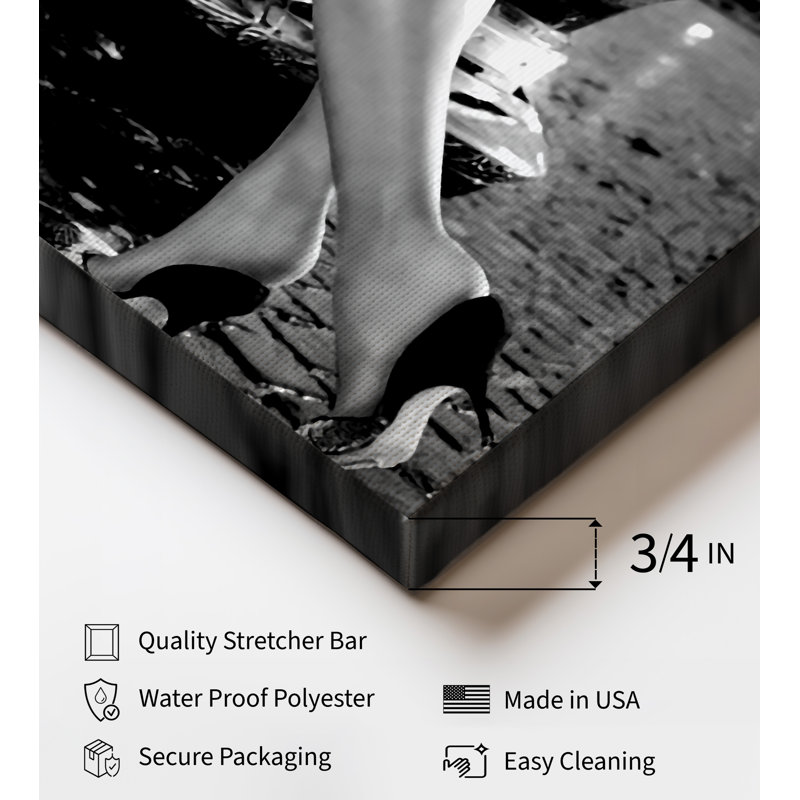 Jambes sexy sur une voiture classique, Unframed, Canvas, 24"H x 32"W