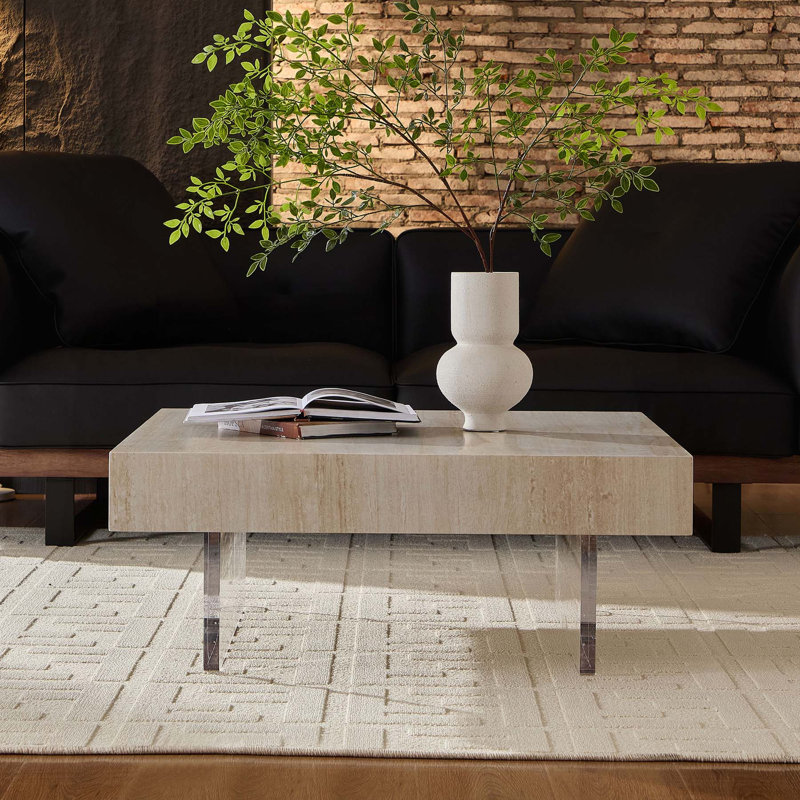 Table basse chic avec motif en faux travertin et pieds en acrylique robustes