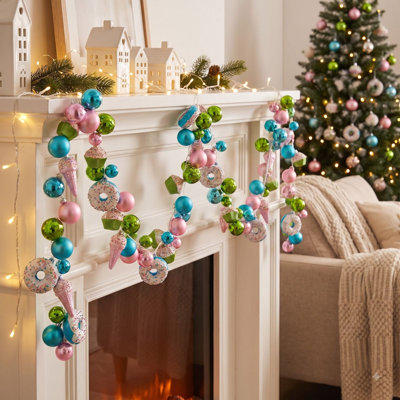 Décorations de Noël : guirlande de boules de Noël, crèmes glacées, beignes, petits gâteaux et autres décorations de Noël.