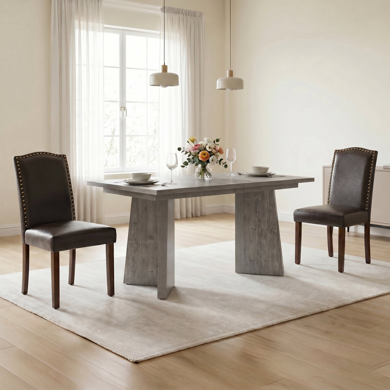  Ensembles de table de salle à manger Elmsford: Table de salle à manger extensible rectangulaire et chaises cloutées Parsons