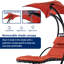 Chaise longue suspendue avec support ergonomique, pour la détente au bord de la piscine.