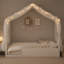 Lit Montessori au sol avec baldaquin, barrières de sécurité et porte-975870894-975870895