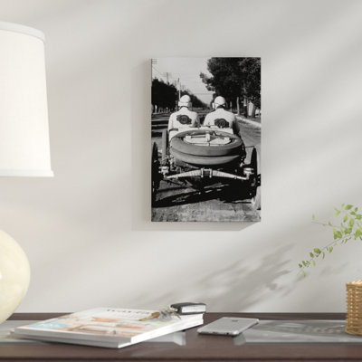 « années 1900-1910s », reproduction de photo sur toile tendue, "-1910s" de deux hommes assises à la lozier course road rally