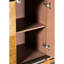 Armoire d'appoint brune antique à 4 portes ornée de détails antiques pour un espace de rangement caché