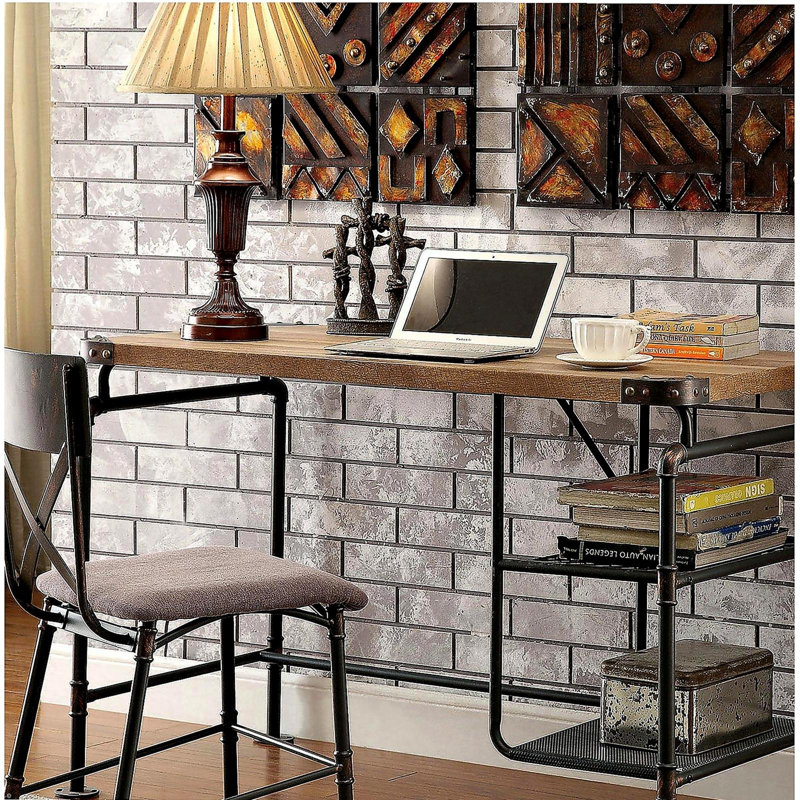 Bureau d'inspiration industrielle avec un plateau en bois noir antique et des roulettes décoratives