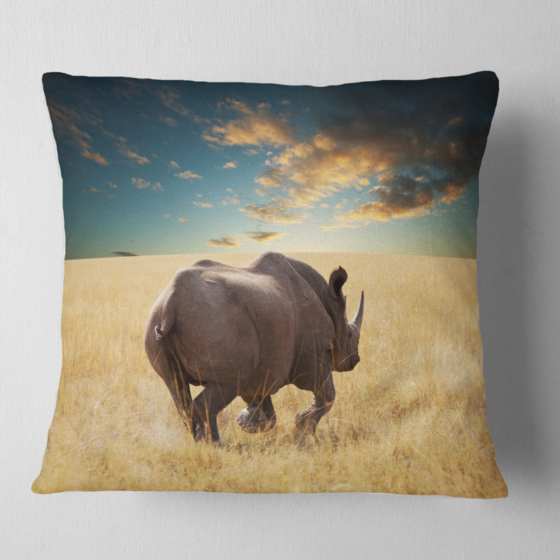 Coussin Rhinocéros géant africain sous un ciel nuageux, 18 po x 18 po, Carré